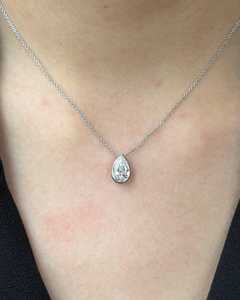 Colliers pendentifs en or massif 10k 14k 18k avec diamant de 1 carat taille poire serti clos, diamant de laboratoire, pour usage quotidien, bijoux uniques à superposer - Product Image 1