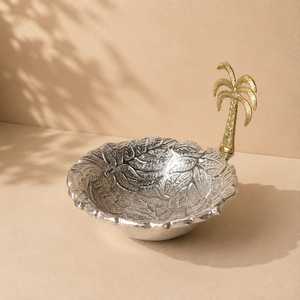Bol décoratif de luxe en métal argenté avec finition dorée, poignée sculptée en forme de palmier, motif de feuilles orné, pour servir des fruits secs - Product Image 1