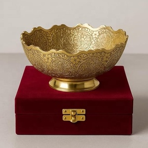 Cuenco de metal dorado de lujo con diseño floral y borde festoneado para decoración de bodas - Product Image 1