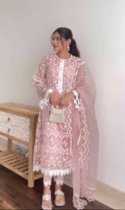 Conjunto de traje étnico completamente cosido con top de crepé natural pesado con bordado y adornos de moti, salwar farsi y dupatta de seda. - Product Image 6