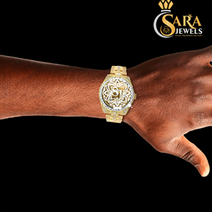 นาฬิกาข้อมือผู้ชายหรูหราประดับเพชรโมอิสซาไนต์เต็มหน้าปัด ยี่ห้อ Sara Jewels ตัวเรือนสแตนเลสทรงเหลี่ยม ตัวเลขแบบอารบิก เครื่องจากอินเดีย - Product Image 1