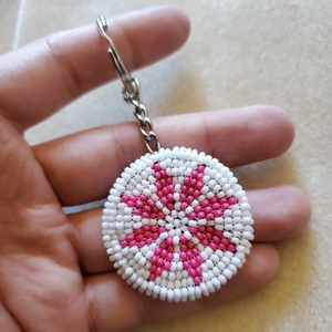 Llavero de cuentas de semillas hecho a mano con anillo metálico redondo, diseño bordado de frutas (plátano, sol, aceituna), colgante para bolso y accesorio decorativo - Product Image 1