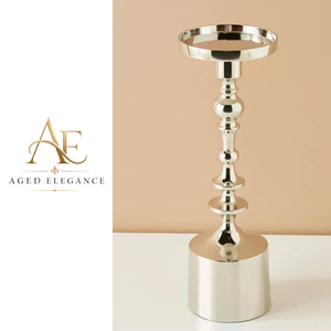 Ce porte-bougie en argent au design élégant avec une base ronde stable est parfait pour ajouter une touche d'élégance à votre décoration intérieure. - Product Image 3