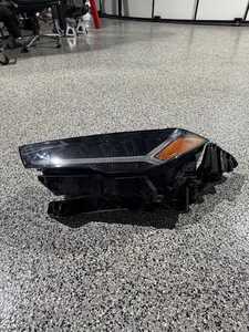 1 ensemble complet de phare côté conducteur et 1 ensemble complet de phare côté passager pour Lamborghini Urus 2019 - Product Image 1