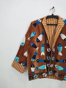 Veste bohème vintage marron Suzani en velours avec broderie florale chic pour femme - Product Image 3