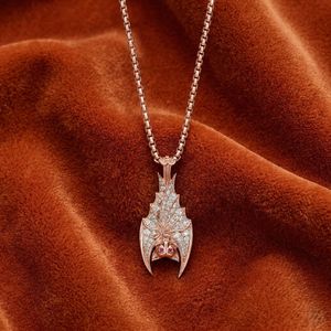 Pendentif Aile de Chauve-Souris Or Rose Moissanite Sertie de Pierres Bijoux de Rappeur pour Hommes Femmes Bijoux de Mode Streetwear Cadeau - Product Image 1
