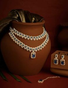 Nouveau Collier Européen Américain à Col Ouvert, Motif Floral, en Cuivre et Zircon, Plaqué Or 18K, pour Robe de Soirée de Luxe - Product Image 1