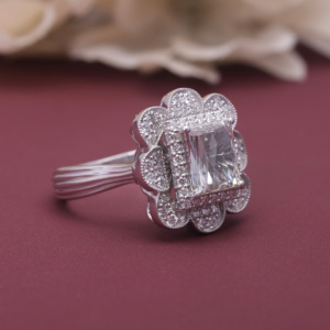Bague de fiançailles spectaculaire en argent sterling 925 massif avec diamant de laboratoire certifié IGI, taille radiant, sertie d'une halo florale - Product Image 2