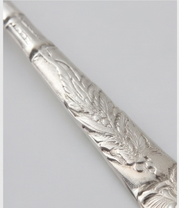 Cuillère de service vintage plaquée argent avec motif feuille, manche long, finition poli miroir, pour usage en cuisine et en hôtel - Product Image 2