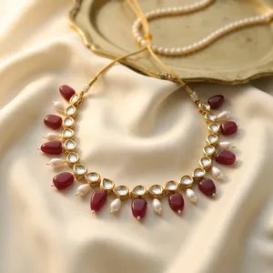 Ensemble de collier et boucles d'oreilles assorties en or plaqué or blanc, orné de perles Kundan et de pierres rouges rubis, bijoux de mariage indiens pour mariée. - Product Image 5