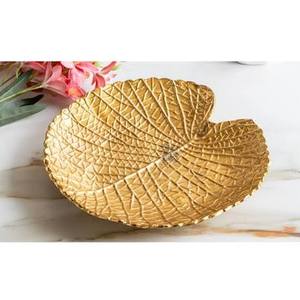 Assiette décorative en forme de feuille dorée, en métal fait main, motif végétal, style glamour - Product Image 1