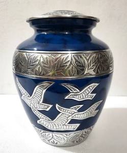 Urna Funeraria de Lujo en Forma de Lágrima de Latón Azul para Cenizas Humanas |   Urna Funeraria Conmemorativa Floral en Relieve de Estilo Europeo |   Ceniza para Adultos - Product Image 2