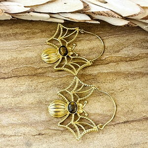 Pendientes Boho de Último Diseño, Joyería Tribal de Latón para Mujer, Chapados en Oro de 18k, Aros Góticos con Diseño de Murciélago y Ojo de Tigre, para Venta al por Mayor/OEM/ODM - Product Image 3
