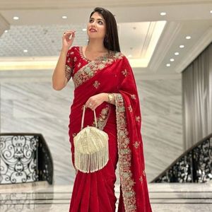 Sari en soie premium avec broderie Butta, bordure ajourée et travail Zarkan, idéal pour les mariages - Product Image 1