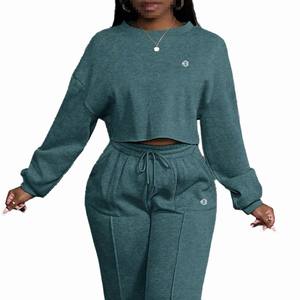 Ensemble de survêtement pour femme, sweat-shirt court et pantalon de jogging à jambes larges, en maille douce, deux pièces, tenue de sport et streetwear, OEM, vente en gros - Product Image 2