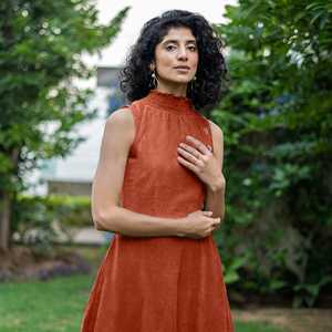 Robe sans manches à col montant et taille haute pour femme, couleur rouille coucher de soleil, avec fente, en tissu léger, style moderne, coupe confortable - Product Image 2