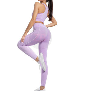 Conjunto de yoga moderno para mujer con material transpirable diseñado para practicar yoga y estiramientos en casa - Product Image 3