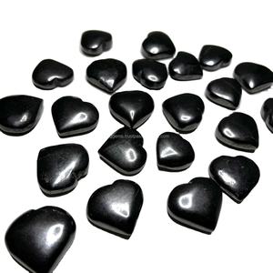 Shungite noire russe naturelle hautement polie sculptée à la main en cristal de coeur gonflé artisanat pierre semi-précieuse pour le Reiki Feng Shui - Product Image 1