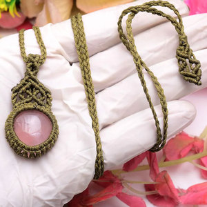 Collar de macramé hecho a mano con colgante de cuarzo rosa, cordón verde ajustable, joyería curativa - Product Image 1