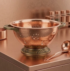 Bol passoire en cuivre avec poignées vertes et base en métal pour la cuisine - Product Image 2