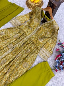 Vestido Anarkali de Diseñador Sayuri Sakshi, Listo para Usar, en Seda Chinnon, Compre Directamente del Proveedor a Precio de Mayoreo - Product Image 5
