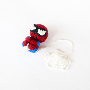 Llavero de ganchillo hecho a mano de superhéroe, dije de bolso Amigurumi de héroe araña con telaraña, colgante de llavero artesanal de arte puro - Product Image 3