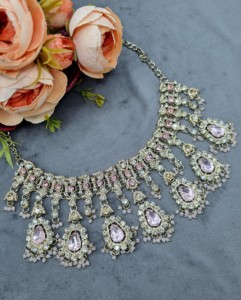 Parure de bijoux ethniques plaqués or antique avec collier, boucles d'oreilles et mangtika en pierre de cristal taille poire, pour occasions festives, vente en gros - Product Image 2