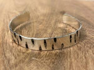 Pulseras Unisex de Alta Calidad en Cobre, Impermeables, con Diseño Grabado, Personalizadas, Martilladas, para Promoción Empresarial - Product Image 4