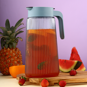 Carafe à eau en plastique transparent côtelé avec couvercle crème, poignée ergonomique, pichet de service fin cannelé pour porte de réfrigérateur, jus, thé glacé - Product Image 5