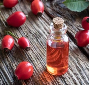 Huile de Rose Musquée Biologique de Qualité Supérieure OEM, Huile de Graines de Rose Musquée Pressée à Froid pour Éclaircir la Peau, Anti-Âge et Nourrissante pour les Cheveux - Product Image 3