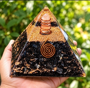 Pyramide d'orgone en tourmaline noire naturelle avec bobine de cuivre et cristal de quartz rose - Product Image 1