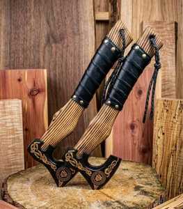 Hacha Vikinga de Acero al Carbono Forjada a Mano, Mango Tallado a Mano Personalizado OEM, Hacha con Cuchilla Afilada, Funda de Cuero, Hachas para Camping y Bushcraft - Product Image 1