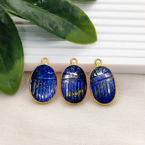 Pendentif scarabée en lapis-lazuli sculpté à la main, plaqué or, breloque coccinelle en lapis-lazuli sculptée, fournisseurs de bijoux - Product Image 1