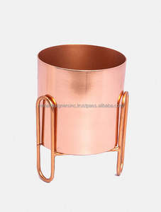 Jarrón de Piso de Hierro Chapado en Oro y Cobre con 3 Patas, Diseño Contemporáneo para Bodas y Eventos - Product Image 2