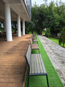 Banco moderno para patio exterior con estructura de acero y asiento de madera para área de terraza de jardín - Product Image 6