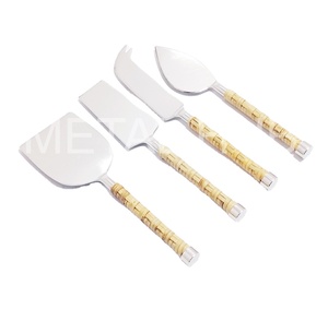 Juego de cuchillos para queso plateados multiusos al por mayor con mango de ratán hecho a mano para tablas de charcutería y platos de servir de la India - Product Image 1