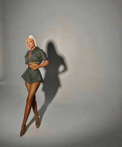 Ensemble 2 pièces pour femme : Haut court vert olive avec détails en dentelle et short taille haute sans col, style bohème d'été en lin uni - Product Image 5