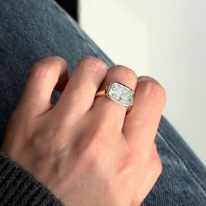 Anillo Moderno de Dos Tonos con Diamante Cultivado en Laboratorio de Corte Cojín de 3.00 CT, Oro Amarillo de 14K, Certificado IGI, Joyería de Compromiso Nupcial de Moda - Product Image 4