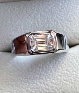 แหวนมอสซาไนต์ทรงเอเมอรัลด์สำหรับผู้ชาย เงินแท้ 925 แหวนแบบเซ็ตขอบเพชร แหวนตราประทับสุดหรู แหวนแต่งงาน - Product Image 1