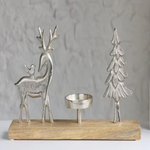 Portavelas decorativo navideño con renos y árbol sobre base de madera de mango - Product Image 3