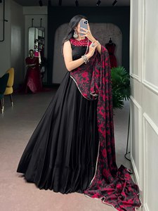Robe Anarkali noire florale avec dupatta, sans manches, brodée, tenue indienne pakistanaise pour mariage et fête, en polyester, longueur ras du sol, coupe ample - Product Image 1
