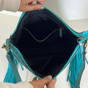 Bolso bandolera de cuero vacuno repujado a mano de primera calidad, moderno, de alta calidad, con detalles florales y flecos turquesa, bolso de mano para mujer - Product Image 6