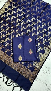 Ensemble de vêtements en soie Katan exclusif, trois pièces, avec des détails de tissage Zari et Meena, élégant et tissé, idéal pour les mariages et les fêtes. - Product Image 3