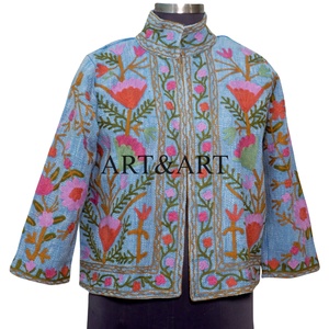 Chaqueta de Invierno de Algodón Hecha a Mano para Mujer con Bordado Suzani, Abrigo de Tela Tejida con Diseño de Estilo Bata para Boda - Product Image 1