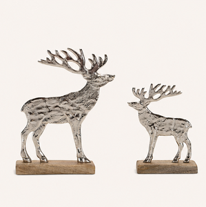 Escultura de reno de aluminio de alta calidad sobre base de madera, figuras de ciervo plateadas hechas a mano para decoración de estilo invernal. - Product Image 5