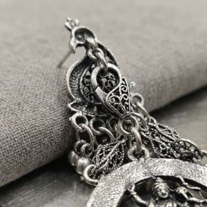 Pendientes tradicionales con motivo de pavo real plateado, diseño de bailarina ornamentado, colgante circular y cadenas colgantes con dije de campana, estilo étnico. - Product Image 6