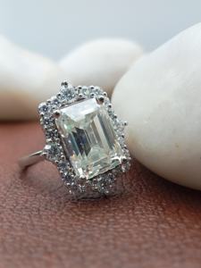 Anillo de compromiso y boda de oro macizo de 14k con corte esmeralda de 1 quilate, moderno, certificado, con solitario VVS y engaste de labio, ideal para fiestas. - Product Image 1