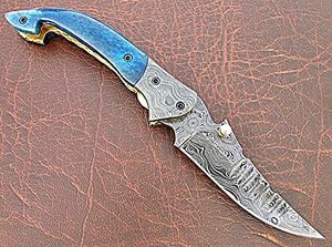 Couteau de chasse tactique en acier Damas, couteau de survie d'extérieur de qualité industrielle 58HRC, lame pleine longueur, système de verrouillage à ressort, OEM B/B - Product Image 2