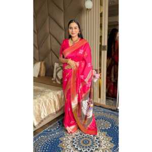 Sari Patola de Seda Suave Rosa con Borde de Zari Dorado y Pallu de Pavo Real con Motivos Meenakari, Vestido de Novia - Product Image 6