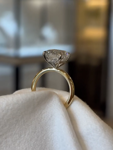 Bague de fiançailles avec halo caché en diamant de laboratoire taille coussin de 4 carats, bague solitaire bicolore 14 carats, certifiée IGI. - Product Image 4